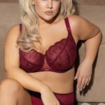 Cobra Lingerie komplet czerwonej bielizny.